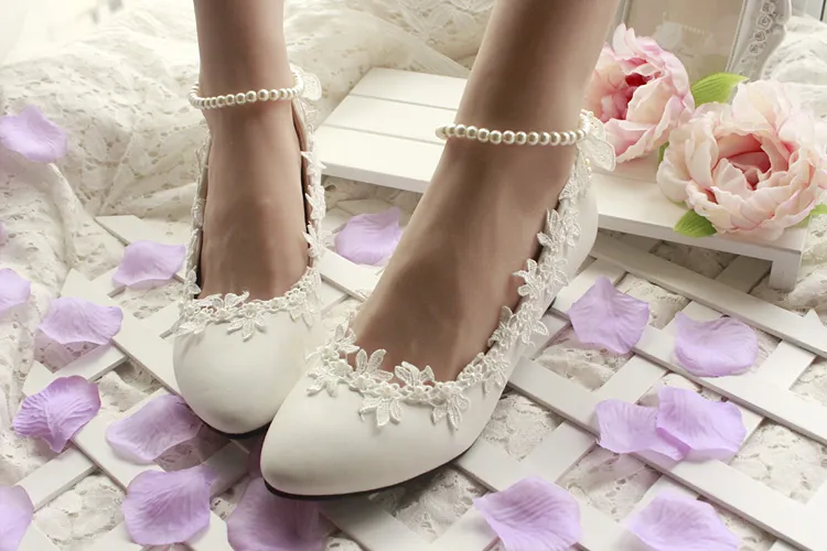 2015 White Lace Wedding Shoes Pearls Beading Applique Fashion Bridal Shoes Hand Made Cheap Modest Sexy Elegant In Stock New