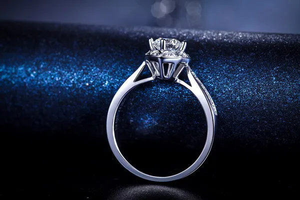 Anelli con diamanti sintetici da 1 ct Design classico Elegante anello nuziale in argento 925 Regalo festival amante Gioielli da sposa certificati