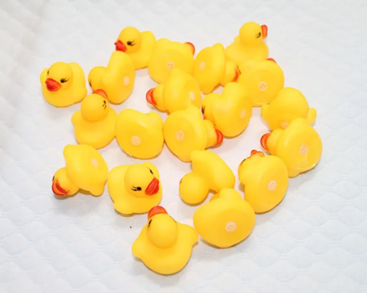 100 sztuk Baby Kąpiel Wody Zabawki Zabawki Brzysiężne Żółte Gumowe Kaczki Dzieci Kąpać Dzieci Pływanie Plażowe Prezenty