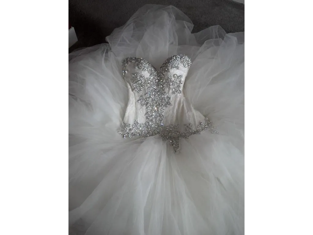 Luxury Crystal Princess Short Bridal Dresses Sweetheart Tiered Tulle Golvlängd Boll Gown Garden Wedding Dress Bride Gown Vestido de Noiva