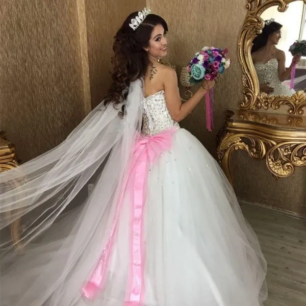 Funkelndes Kristall-Hochzeitskleid, herzförmiger, ärmelloser Tüll, arabische Brautkleider, preiswertes Luxus-Brautkleid, rosa Schleife und Schärpe