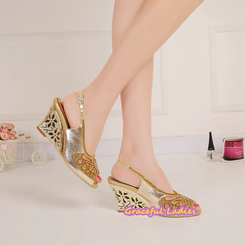 Altın Rhinestones Kama Düğün Ayakkabı Cut-out Sandalet Gelinler Için Yüksek Topuk Slingback 8 cm Tıknaz Topuk Kristaller Ayakkabı Kadınlar Peep Toe Slip-ons