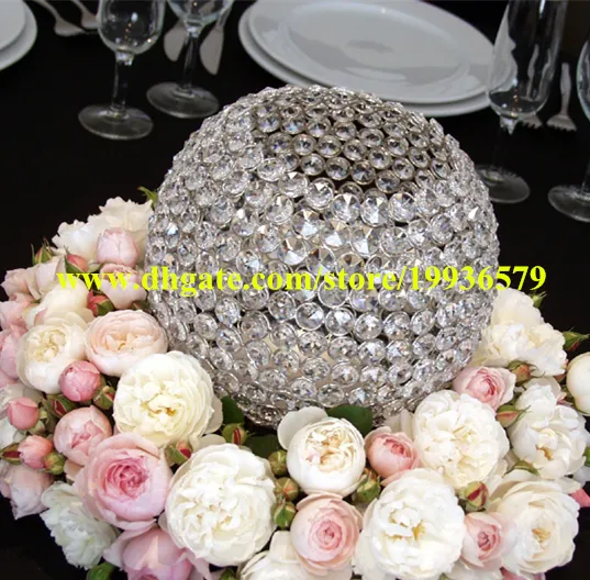 モダンな世界のボールの形のクリスタルビーズのキャンドルホルダーの花スタンド結婚式のイベントプランの装飾のためのウェディングセンター