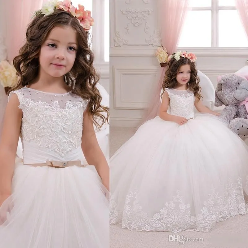 2018 Biała Urocza Księżniczka Flower Girl's Dress Sheer Crew Neck Zroszony Koronkowe Aplikacje Suknia Balowa Długie Sukienki Weselne Dla Dzieci