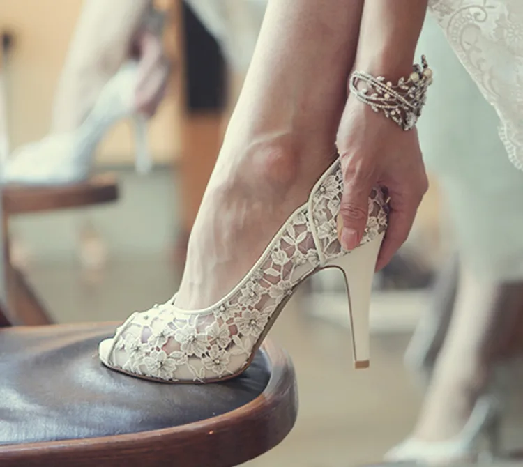 Bling Bling Fleurs Chaussures De Mariage Assez Superbes Chaussures De Robe De Mariée À Talons Peep Toe Blanc Dentelle Cristal Fabriqués À La Main Escarpins De Bal