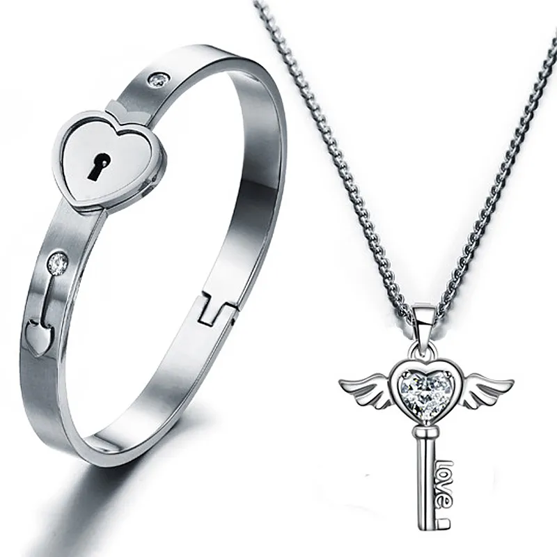 Titanium Steel Lovers Open Heart Lock Bangles Key Pendant Halsband Par Charm Smycken Set Kvinnor Tillbehör Män Armband