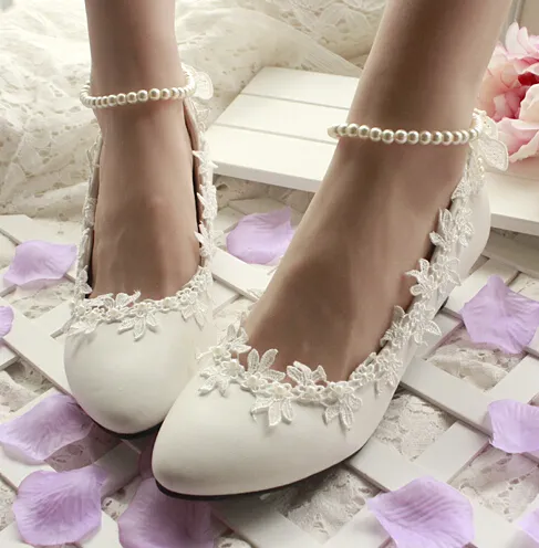 2015 Lace Branco Sapatos De Casamento Pérolas Beading Applique Moda Sapatos De Noiva Feitas À Mão Barato Modesto Sexy Elegante Frete Grátis Em Estoque Novo