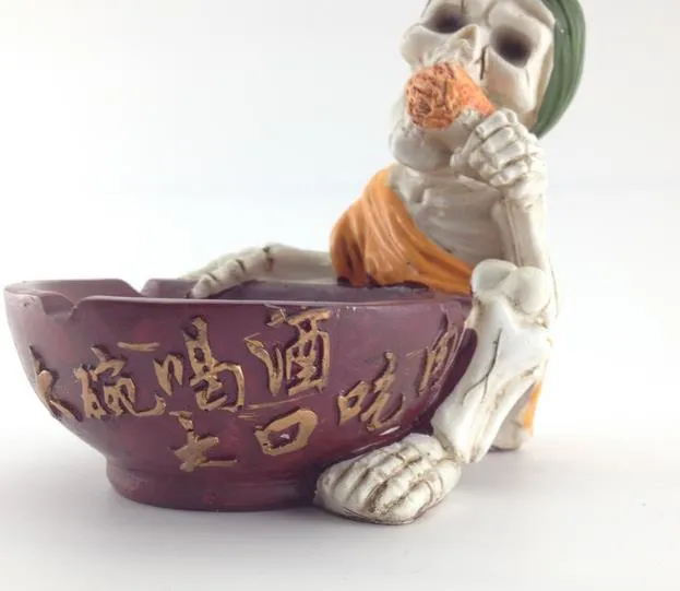 wholesalers new Drinking bowl skull ashtray, product size 12 * 10 * 13.5cm, personalized gift boy