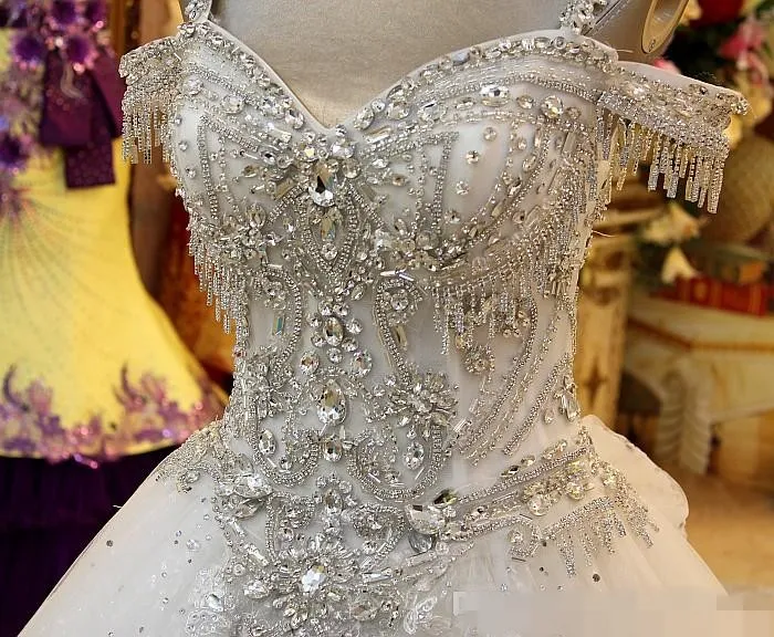 Mais novo vestido de baile espumante vestidos de casamento de cristal de luxo frisado custom made vestido de noiva espaguete sexy capela trem apliques de renda