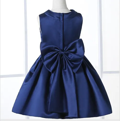 Kwiat Girl Sukienki na Wesela Elegancka Długość Kolana Neckline Neckline Cap Sleeve Custom Kids Formalna Nosić Satin Dress