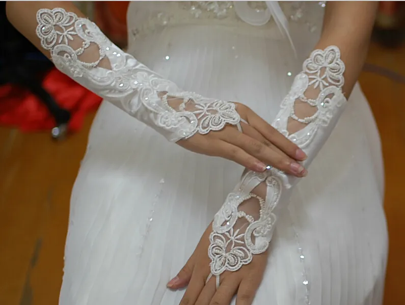 2 pièces bon marché Veaux de mariage blancs ou ivoires avec des perles de peigne Gloves8500219