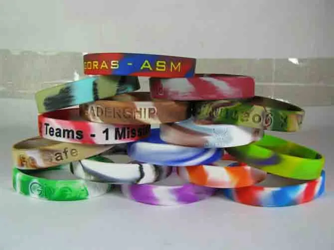 Aangepaste siliconen armband 12mm breed uitgeschakeld kleur gevulde aangepaste logo siliconen polsbandje voor promotiegift