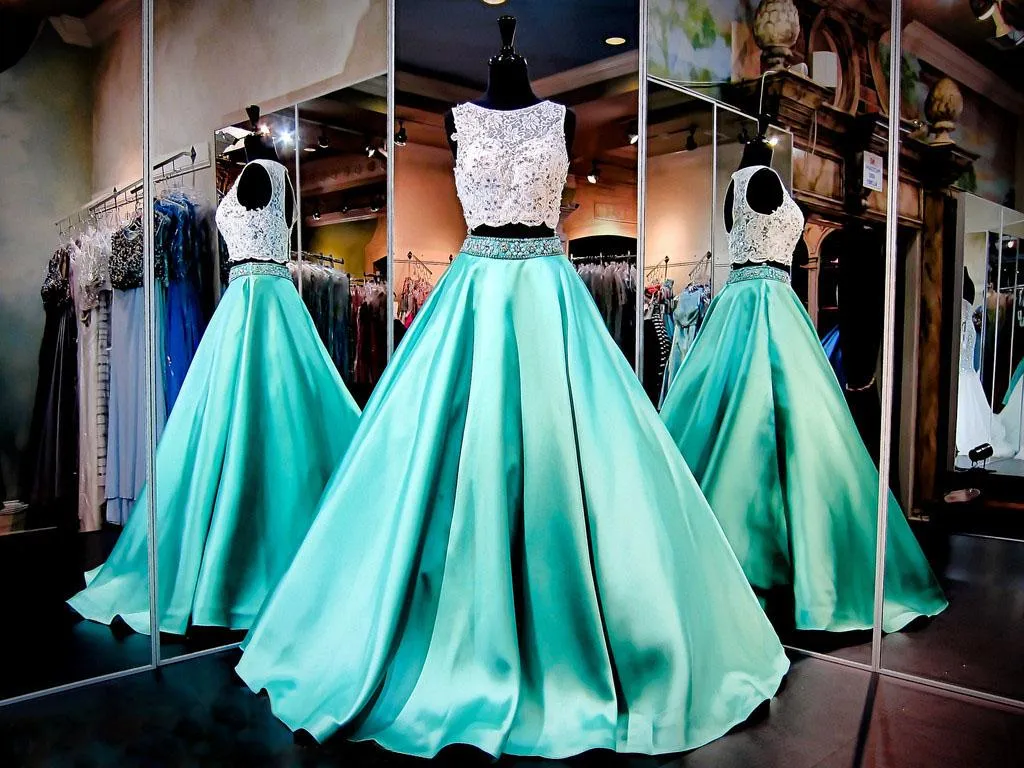 Underbara tvådelade Mint Green Prom -klänningar Spets Crop Top Hollow Back Dresses Evening Wear Beading Crystals Ruffles Satin Robe de Soi1032218