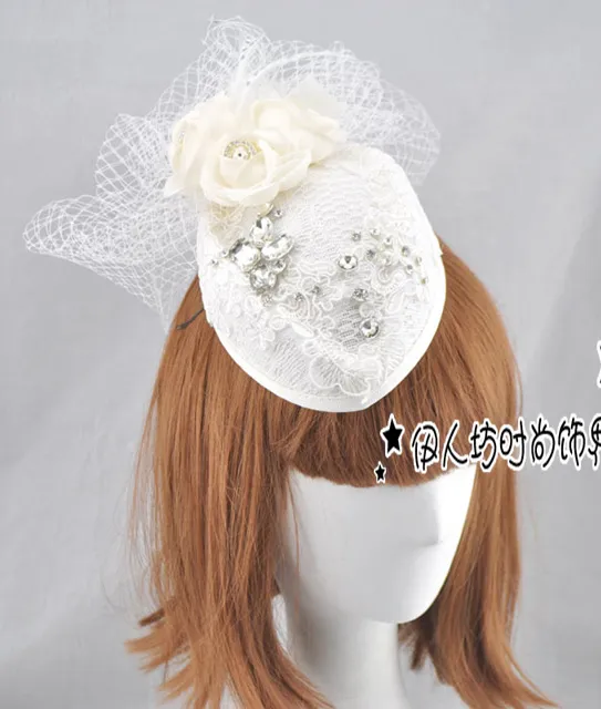 ホワイトブリダル帽子魅力的なSinamay Hats Sale手作り高品質ブライダルヘアアクセサリーパーティーヘッドウェアTocados Somberros Bodas