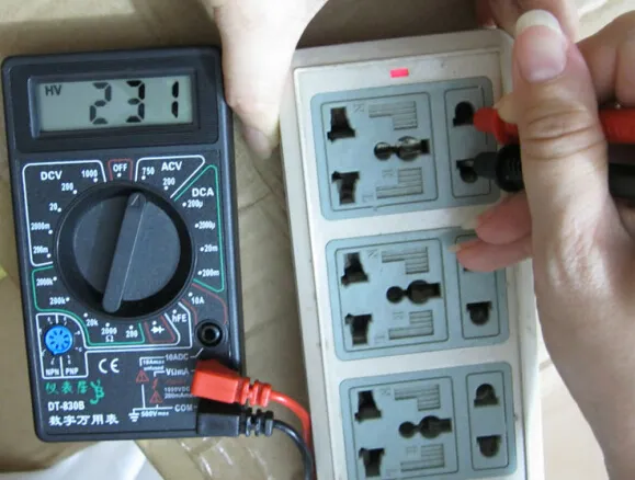 Taschen-Digitalmultimeter Digitalmultimeter, Multimeter DT830B Nehmen Sie Stifte und messen Sie die aktuelle Spannung