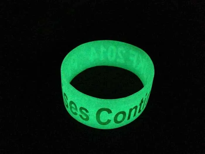 Bracciale personalizzato che si illumina al buio, regali promozionali bracciale in silicone fluorescente riempito di colore con impresso203x