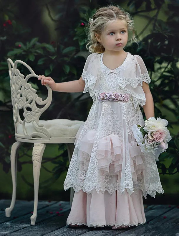 Blush Bohemian Flower Girl Dresses With Short Sleeves Tiered Lace Girls Pageant Gowns Vintage Kids Bröllopsklänning