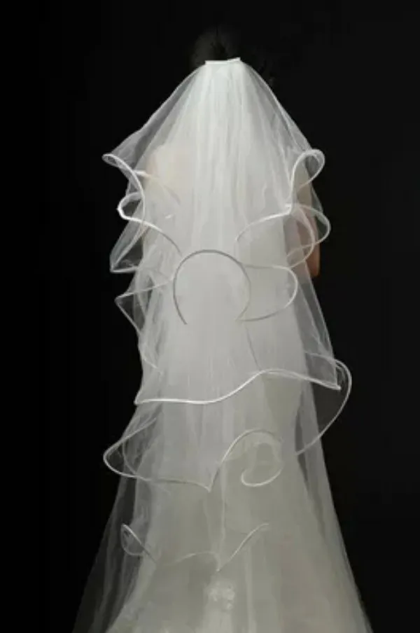 Fantastiska brudslöjor Vita elfenben mjukt tyll bröllopslöjor 4 lager slöjor med benade kantvåg bröllop accessarier med kamruffle7392951