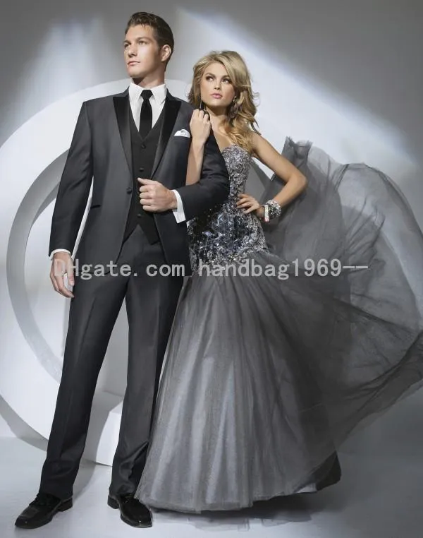 Ny anpassad design One Button Charcoal Grey Groom Tuxedos Peak Lapel Bästa Man Groomsmen Mens Bröllopskläder (Jacka + Byxor + Vest + Tie) AA498