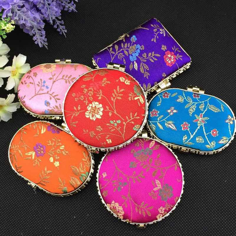 Fashion Portable Makeup Compact Mirror Wedding Favor Folding Silk Fabric Dubbelsidig Kosmetisk Spegel 50st / Lot Mix Färgfri