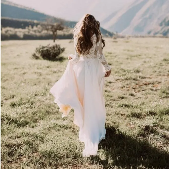 2018 Summer Bohemian Country Vestidos de novia Una línea Cuello de joya Apliques de encaje Mangas largas Cremallera Volver Tren de barrido Tallas grandes Vestidos de novia