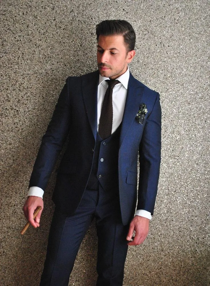 Brand New 2016 Noivo Smoking Azul Marinho Groomsmen Pico Lapela Melhor Homem Terno / Noivo / Casamento / Prom / Jantar Ternos (Jacket + Pants + Tie + Vest)