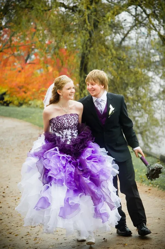 Purple och vit ombre gotiska bröllopsklänningar stropplösa med spets- och organza -applikationer Cascading Ruffle Chapel Train Ball Gown BR2456