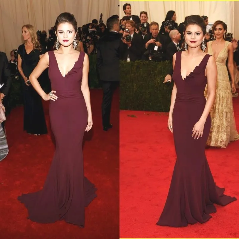 Faszinierende Selena Gomez-Kleider für den roten Teppich, Promi-Abendkleid, sexy, tiefer V-Ausschnitt, Etui-Linie, Hofschleppe, formelle Party-Kleider für Damen, offener Rücken