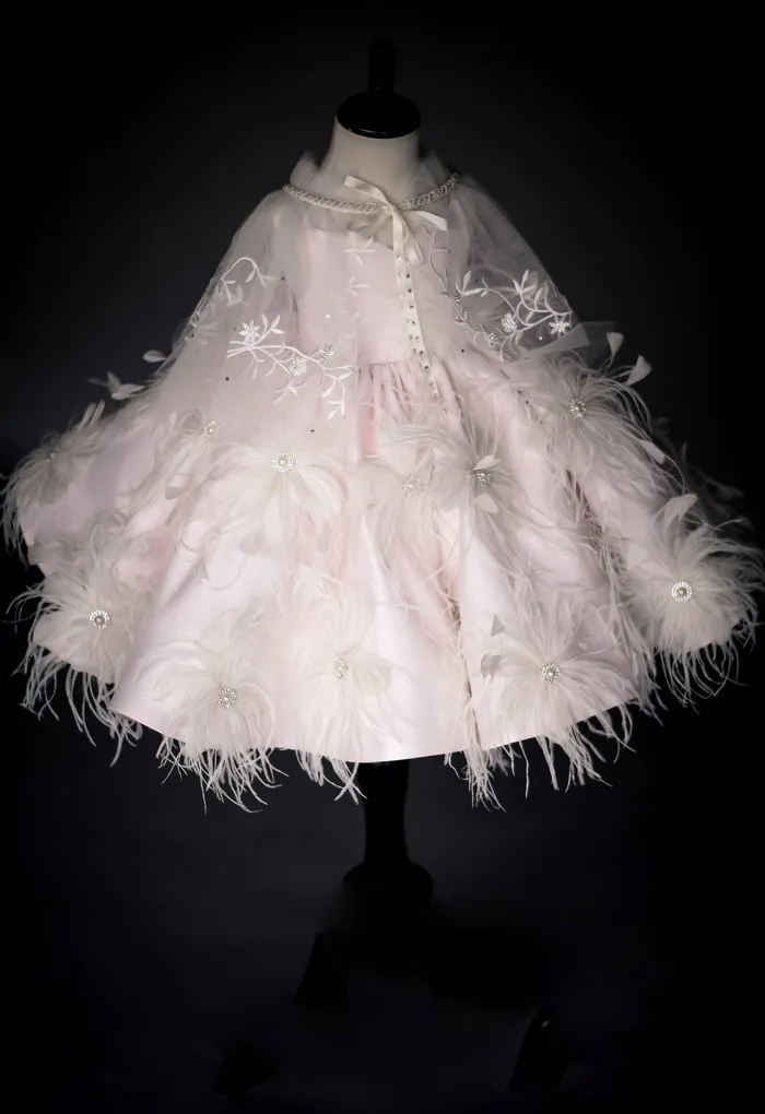 Delicate Pale-Pink Flower Meisje Jurk met Wrap Beaded Feather Applique Meisjes Pageant Jurk Satijn Knielengte Kinderen Formele Toga Kerst Dres