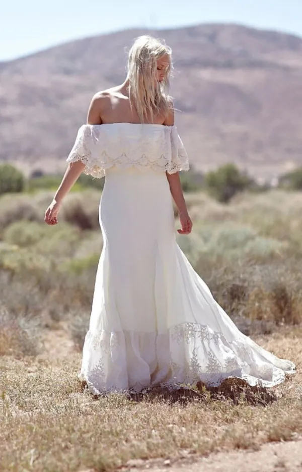 Nuovi abiti da sposa bohémien Abiti da sposa casual Boho Una linea fodero al largo della spalla Le spose in pizzo indossano un ritratto di strascico di corte