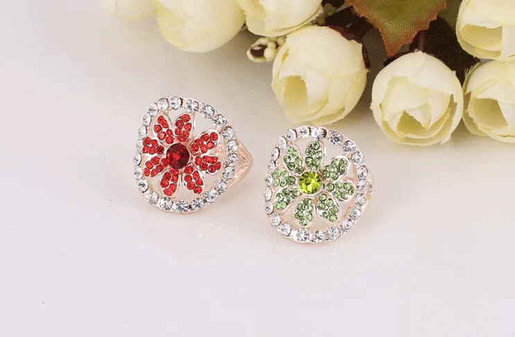 2015 vendite calde moda donna / ragazza gioielli Mosaico di cristallo Super lusso Esagerato tipo di fiore atmosferico anello stile misto 50 pz / lotto