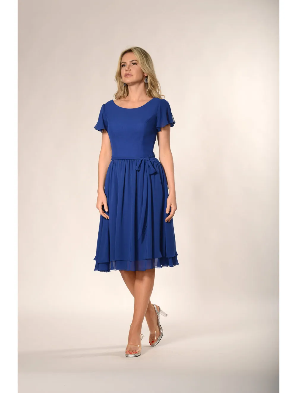 Royal azul curto modesto vestidos de dama de honra casual wiyh flutters mangas chiffon comprimento de joelho lds vestidos de dama de honra com faixa removível