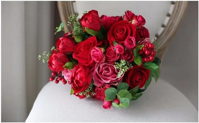 Fiori da sposa artificiali in stile occidentale Bouquet da sposa Rose rosse Peonia Tulipano Bouquet da sposa spose Spilla da damigella d'onore Bouque4528875