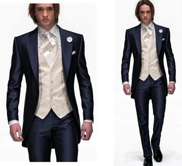 2015 One Button Navy Blue Groom Tuxedos Peak Lapel Bästa Man Passar Groomsman Män Bröllop Prom Passar Skräddarsy (Jacka + Byxor + Tie + Vest)