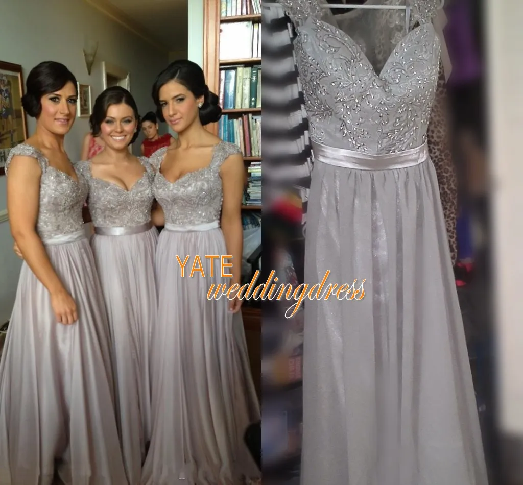 ¡En venta! Vestidos de dama de honor de encaje de gasa plateada Vestido de dama de honor con patrón de manga casquillo Vestido de dama de honor de una línea de longitud larga Vestido de apliques de cuentas