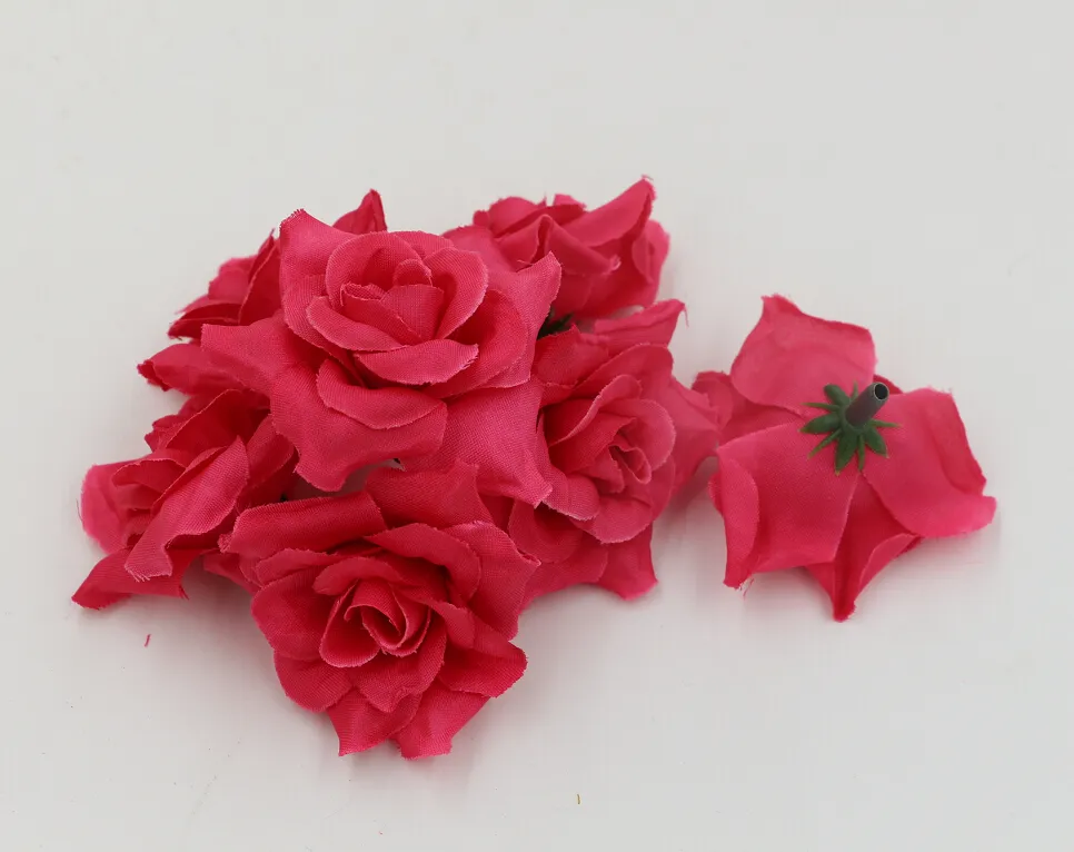 ホットセル！ 500ピースの造花バラ赤いヘミングバラの花の頭の結婚式を飾る花5cm