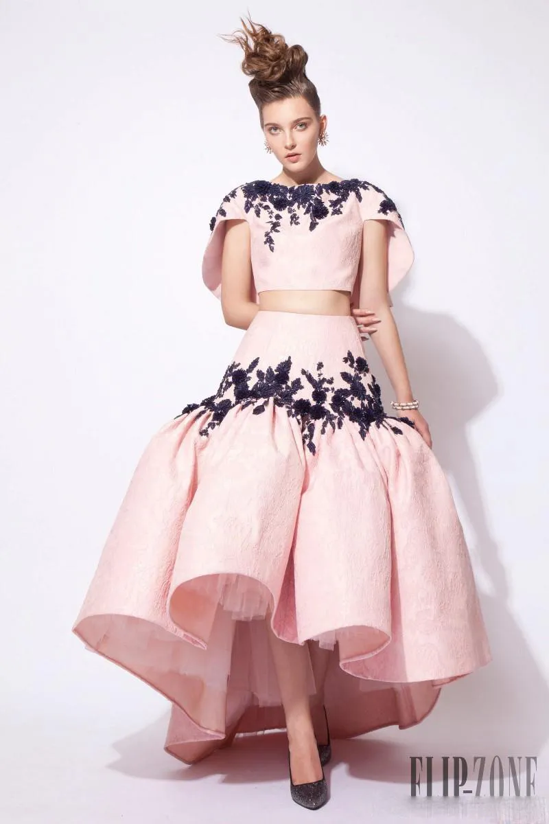 2016 Ashi Studio Blush Pink aftonklänningar Två bit Hilow Ruffles klänningar Kvällskläder med Wrap Black Applicies Prom Robe de S9631444