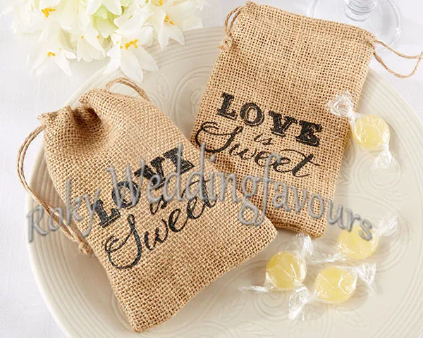 Gratis frakt! 50pcs / lot! Rustik kärlek är söt burlap Drawstring Bridal Wedding Favor Bags, Party Gift Väskor