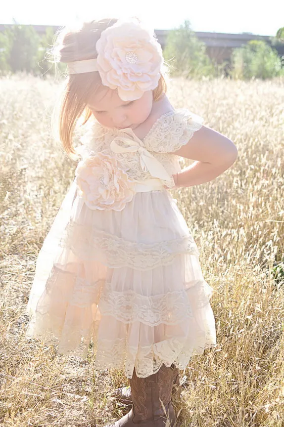 Ivory Lace Flower Girl Dress -IVory Lace Baby Doll Dress / Rustik Flower Girl / -Vintage Bröllop-Shabby Chic Flower Girl Dress