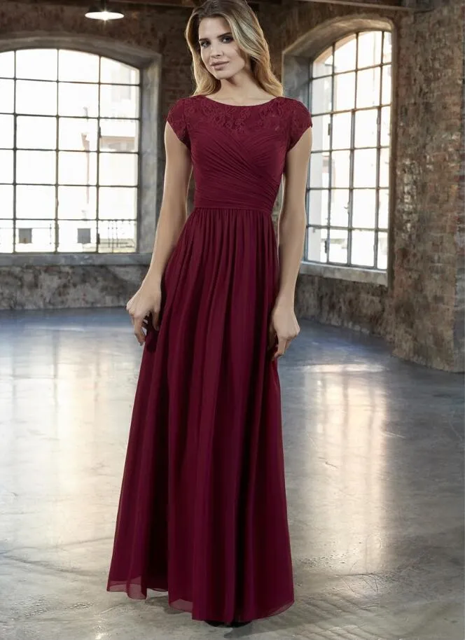 2019 Ny mörk röd spets chiffon A-Line Long Modest Bridesmaid Klänningar med Cap Sleeves Golvlängd Vin Röd Modest Maids of Honor Dress