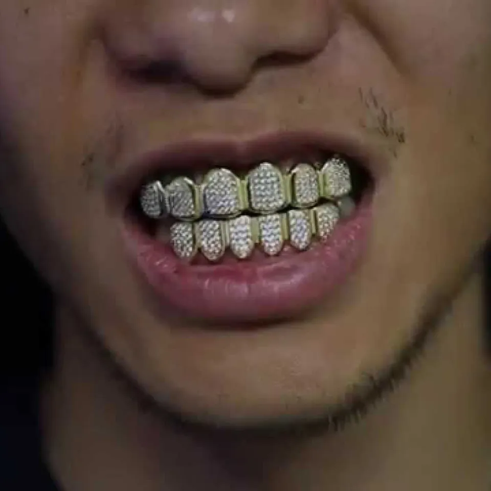 18K Gold Plated Copper Hip Hop Iced Out Vampire Teeth Fang Grillz Dental Mouth Grills Braces Tooth Cap Rock Rapper Jewelry for Cosplay Party