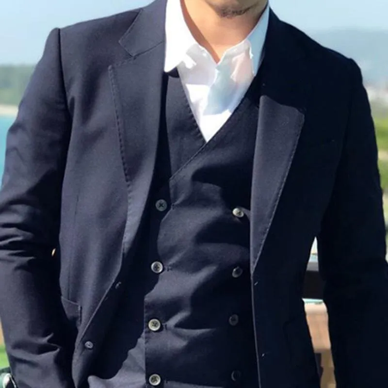 Alta qualità Due bottoni Blu navy Smoking dello sposo da sposa Notch Risvolto Groomsmen Uomo Abiti da ballo formale Sposo (Giacca + Pantaloni + Vest + Cravatta) W112