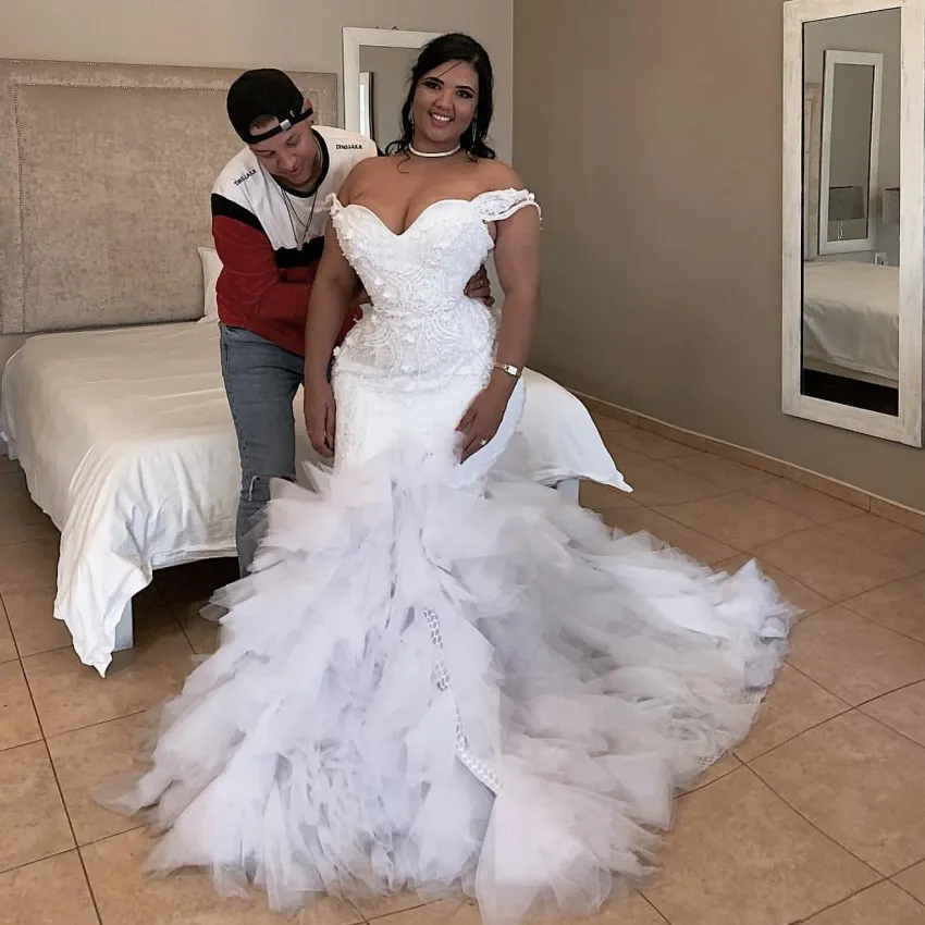 Splendidi abiti da sposa a sirena con perle e spalle scoperte Abiti da sposa con applicazioni 3D Sweep Train Tulle Abiti a strati de mari￩e