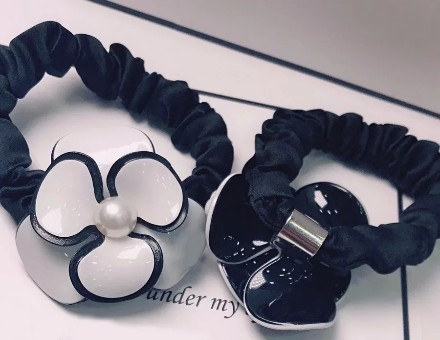 5X4 5CM Mode schwarz und weiß Acryl Blume Kopf Seil Gummibänder Haarring Haarnadel für Damen Lieblings Kopfschmuck Schmuck Acce309i