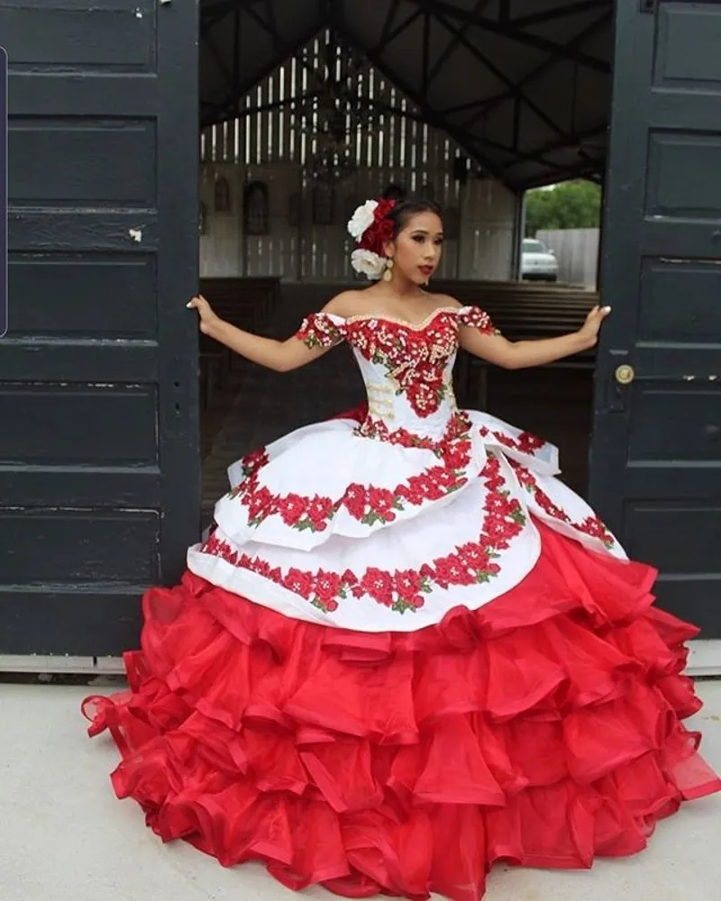 2020 Charro Quinceanera Klänningar Röd Blommig Broderi Applique Vit Satin Ruffle Off The Shoulder Lace-Up Sweet 16 Dress Ball Gown Party