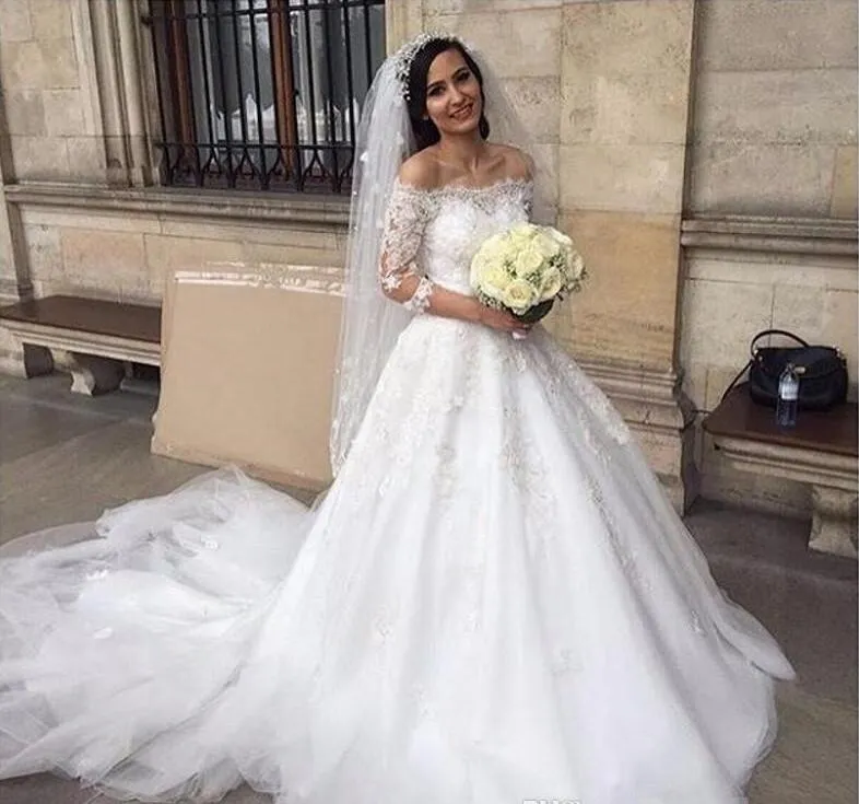 Charmig Dubai Arabisk En Linje Bröllopsklänningar Elegant Off Shoulder Half Sleeves 2019 Billiga Lace Bröllopsklänningar Vestido