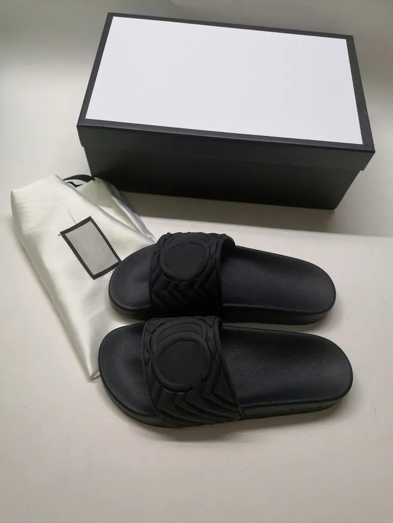 Gucci women's 2025 matelassé rubber slides