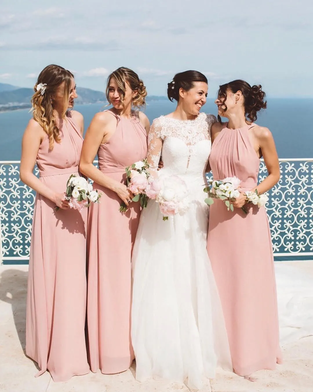 Abiti da damigella d'onore lunghi in chiffon semplice Guaina con scollo all'americana Pieghe Abiti da festa per invitati a un matrimonio Abiti da damigella d'onore Abiti da spiaggia estivi