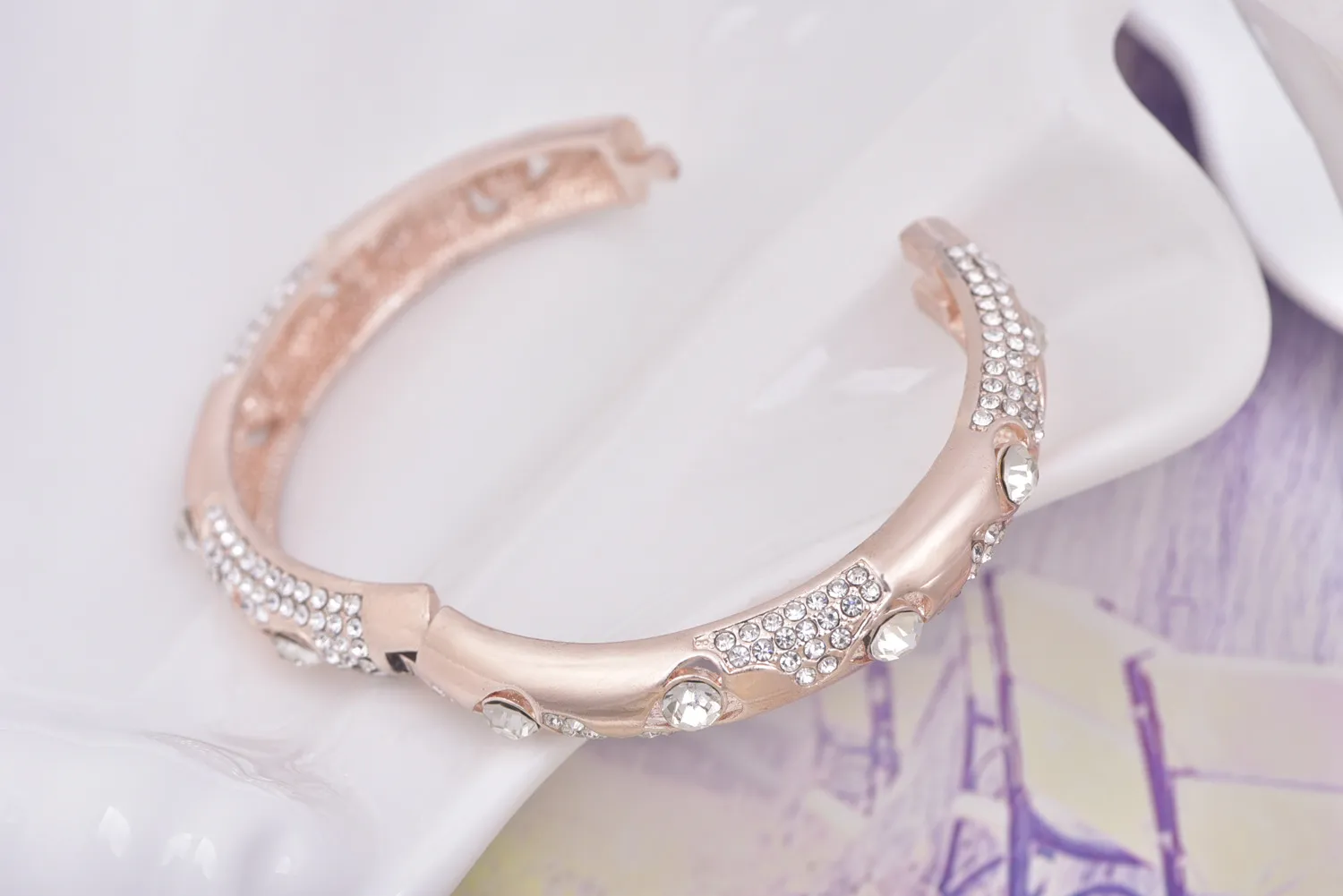 Produttori all'ingrosso di braccialetti di usura della regina del braccialetto rotondo della boutique di modo dell'arco del diamante del braccialetto all'ingrosso esagerato stabilito all'ingrosso