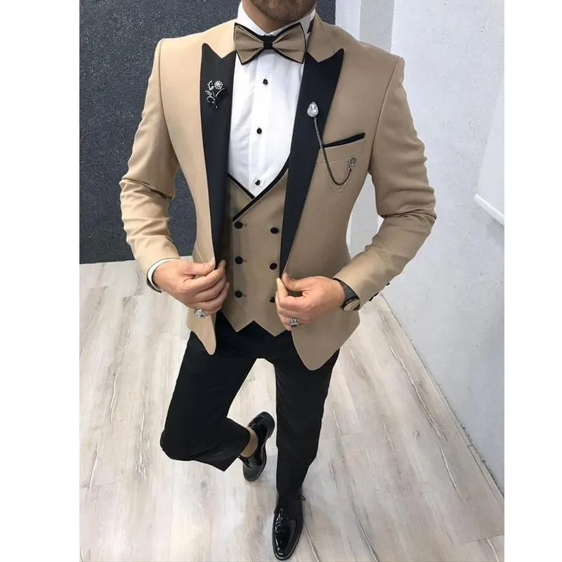 Abiti da uomo Blazer Moda Smoking dello sposo beige Risvolto Groomsmen Abito da sposa da uomo Giacca Blazer Abito da 3 pezzi (giacca + pantaloni + gilet + cravatta) 186